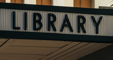 building sign that says 'Library'